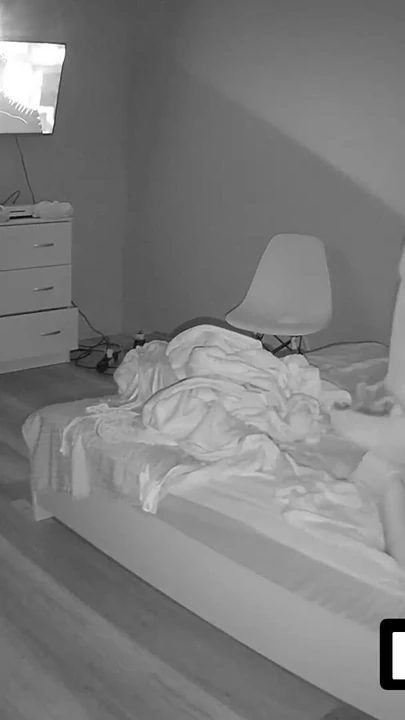 Падающий по щеку момент от "LUUV. Настоящая пара находит острые ощущения, превращая их настоящую жизнь в домашнее секс-шоу для аудитории"