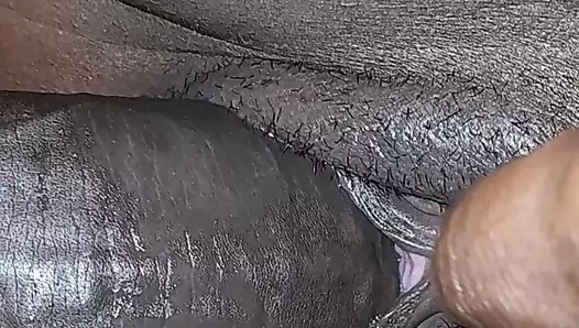 Klitorisiyle iyi oynanıyor ve fışkırtana kadar sikiliyor. Edepsiz aldatan fahişe ve kocası küçük yarakla