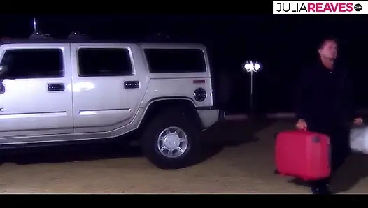 Sarışın orta yaşlı seksi kadın canavar bir yarağı emiyor ve sonra sikiliyor ve ağzına boşaltıyor