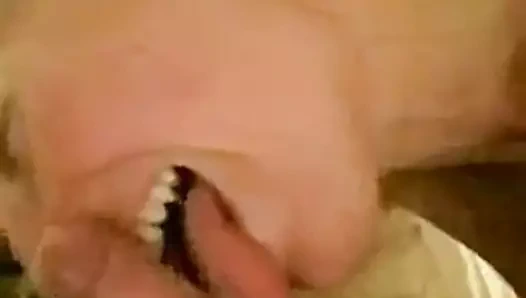 Ateşli evli fahişe Shelley yarak emiyor