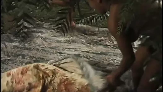 İki meraklı adam, üç sapıkça siyah balık yalayıcıyı iş başında izlemekten zevk alıyor