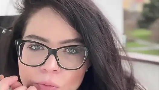 Gözlüklü sigara içiyor