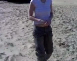 Göğüslerini gösteriyor