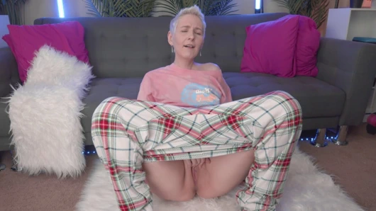 En ateşli sarışın kız harika bir en iyi manzarayla mastürbasyon yapıyor