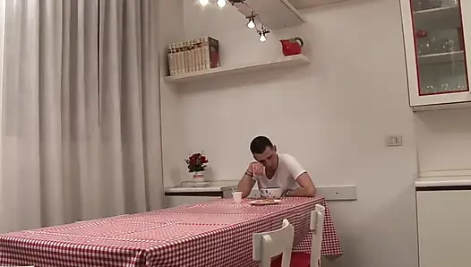 Bu kadar ateşli bir annen olduğunda mutfakta iyi bir sikişe karşı koymak zor