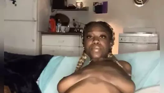 Büyük siyah doğal göğüsler.