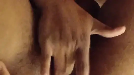 Zenci kız kocası tarafından parmaklanıyor ve her yere işemekten başka çaresi yokken götü ve amıyla oynuyor ve osuruyor