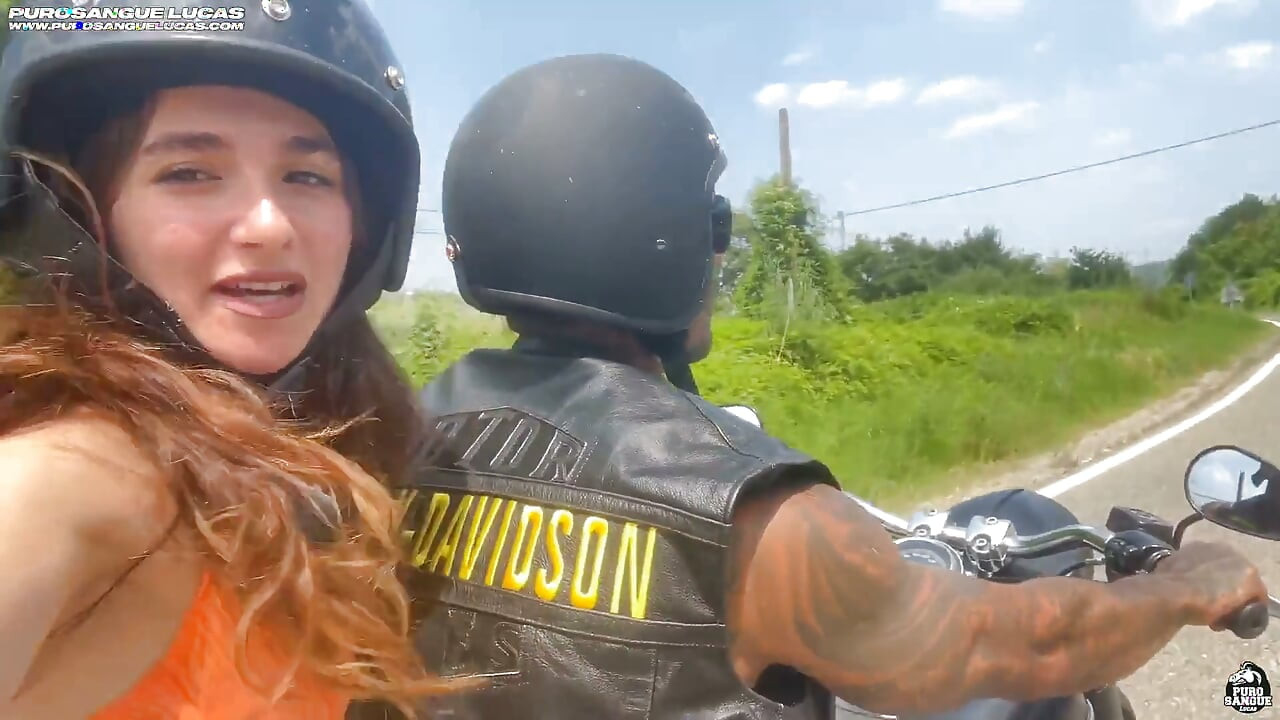 Motosiklet sürüşünden sonra mükemmel bir poposuyla alet alıyor