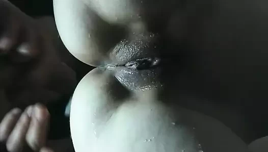 Küçük üniversiteli genç kız sert sikiliyor, gerçek büyük fışkırtma orgazmı, epik şelale kamerayı sular altında bırakıyor, bunu hiç görmediniz