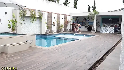 Evli Kadın İşe Gitmek Için Cuckold Bekliyor Ve Evinde İki Büyük Penis Tarafından Sevişiyor