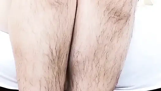 Kıllı bacaklarımı losyonlıyorum