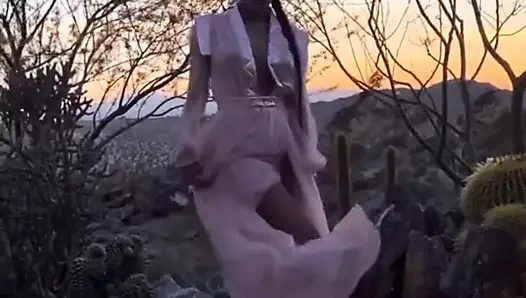 Vanessa hudgens çölde modellik yapıyor