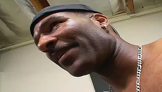 Busty esmer sikikleri bir dik siyah damızlık için ona ırklararası