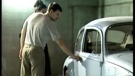 Çekici Alman sürtük yarak ve oyuncaklar tarafından sikiliyor