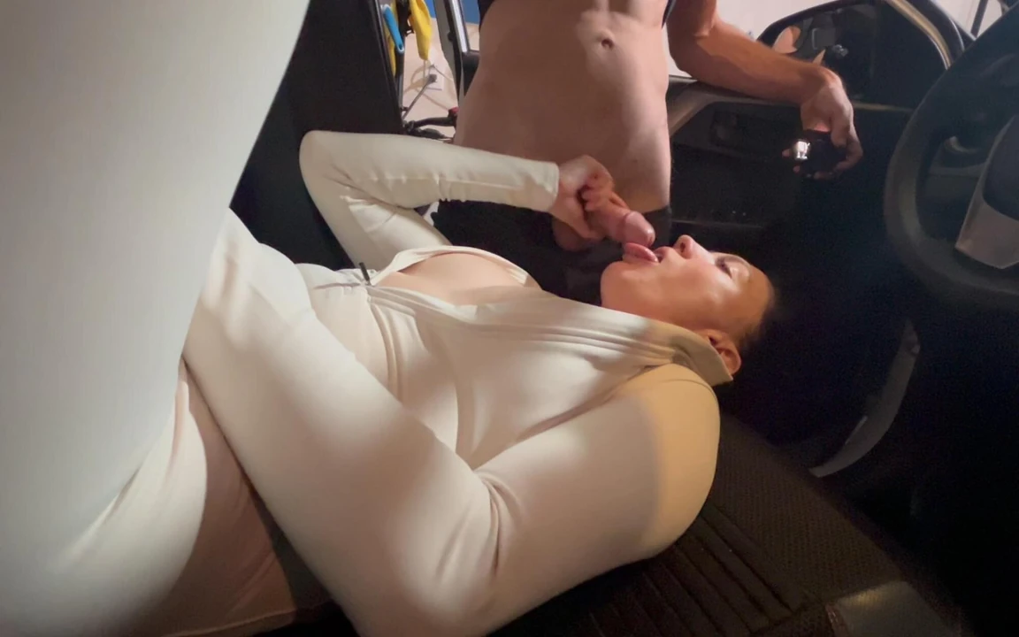 Yabancı arabama bindi ve yüzüne boşalıyor