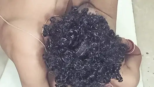 Azgın desi çift tatmin olana ve karnına kısa boşalana kadar emiyor ve sikişiyor