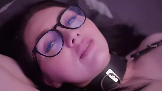 Sağduyulu adam kızının amını yalıyor ve kadın gerçek kadın orgazmı alıyor