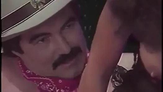 Sürtük seksi piliç yarak emiyor ve amını sikiyor