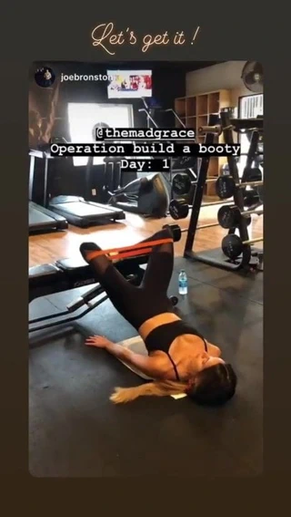 Madison Grace Reed, inanılmaz bacaklarını tayt içinde çalıştırıyor