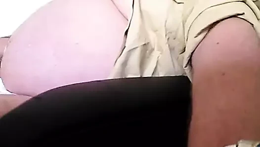 Büyük karınlı polis boşalıyor