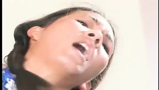 Asyalı genç kız aynı anda bir adam ve daha fazla oyuncakla sıkı deliklerini sikiyor