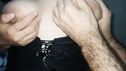 Eşim yatağı hazırlayıp büyük doğal göğüslerini emip kocaman sert meme uçlarını çiğnemesi için şaşırttı