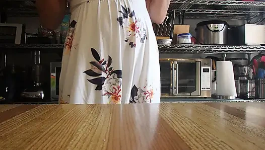 Soyunuyor ve mastürbasyon yapıyor.