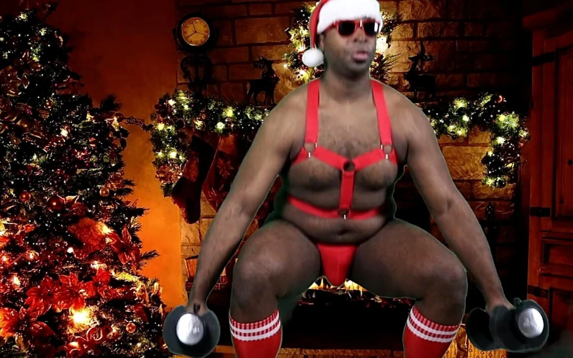 Seksi zenci Noel Baba büyük çoraplı doldurma aletini sıvazlamadan önce çalışıyor