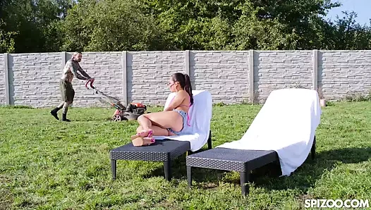 Apolonia Lapiedra'nın seksi vücudu aşık olmasını sağlıyor