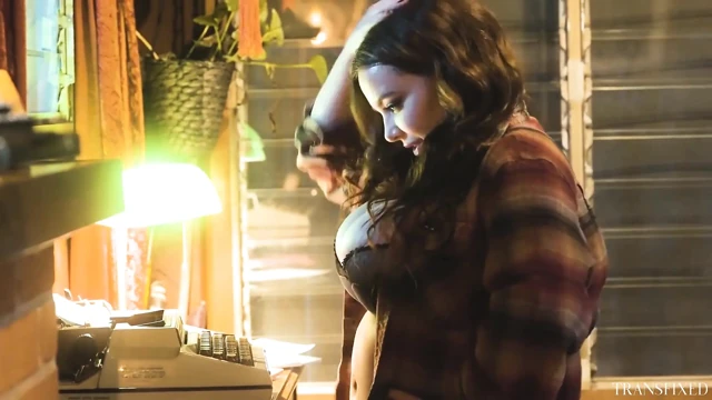 Transfixed - cis kızı Natasha Nice seksi trans kadın Tori Easton'u gırtlağına kadar alıyor