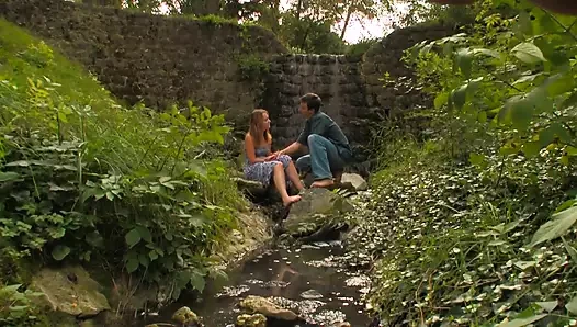 Son zamanlarda 18 yaşındaki siyah saçlı azgın kız onu alıyor