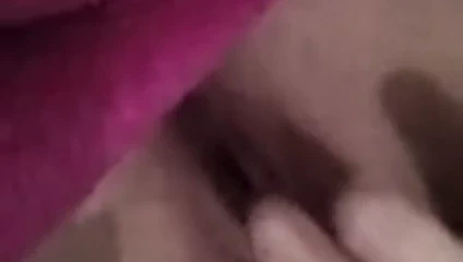 Yaşlı kadın linda bir dışarı ovuyor