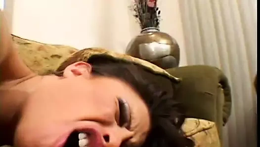 Seksi küçük latina sürtük alır bir dev horoz içinde tüm üç delikler