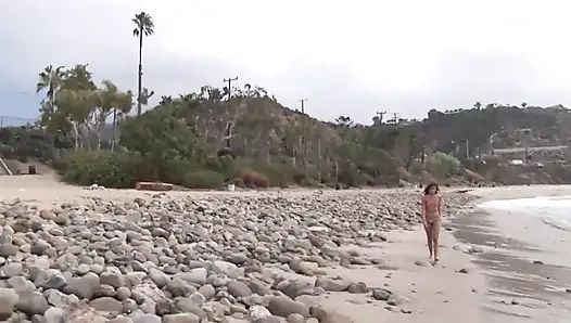 18 yaşındaki genç kız sıkı amcığını dolduruyor