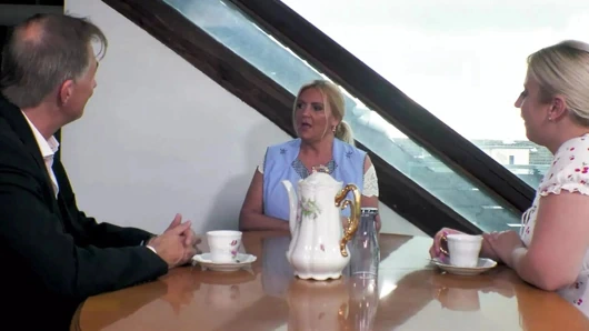 Alman eş değiştiren çift büyük göğüslü olgun ev hanımını baştan çıkarıyor