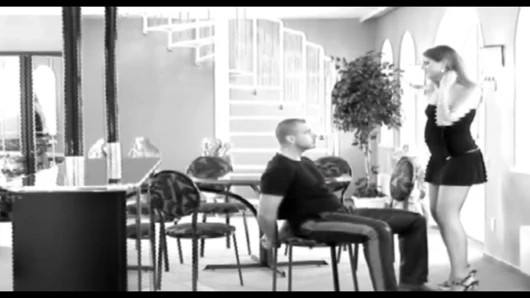 Harika orta yaşlı seksi kadın ağzına boşalana kadar bağlı bir adamın büyük yarağına biniyor