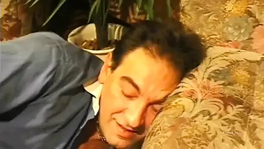 İki kız olgun büyük bir yarağın tadını götten deniyor