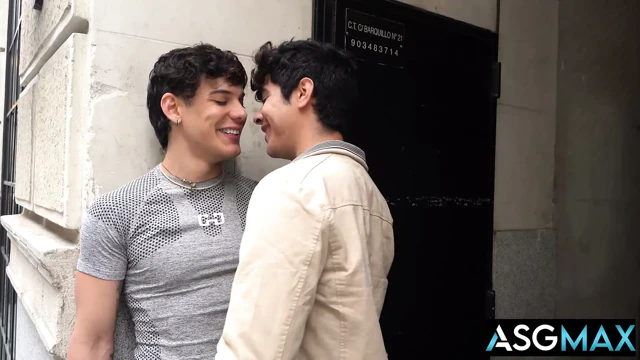 ASGMAX - Sıkı Latin Twink Yabancının Büyük Yarağını Profesyonel Gibi Alıyor