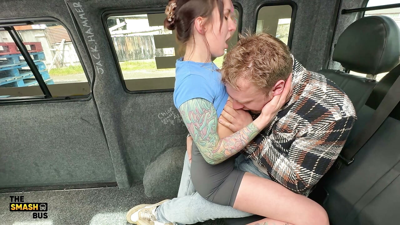 Misty Inked Ezilen Otobüste Geri Dönüyor