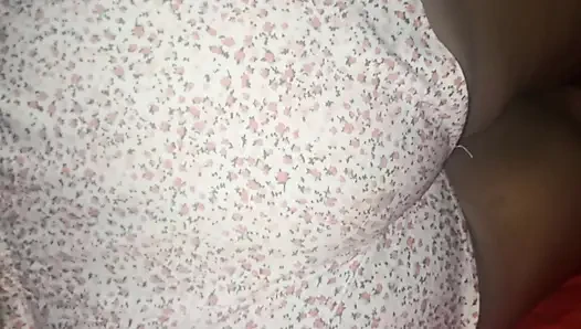 Üvey anne kıllısını görebilmem için bacaklarını açıyor