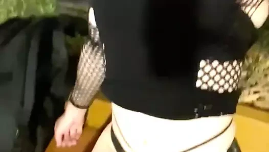 Genç kadın kılıklı sürtük herkesin içinde teşhir ediyor