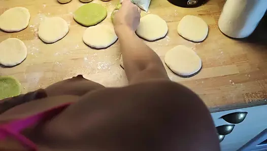 Otantik pişirirken tutkulu sikişmeye karşı koyamadı