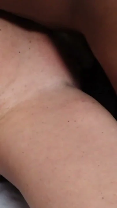 Aç Beyaz Milf İki Genç Siyah Koca Yaraklı Erkeği Sikiyor | Clip 2