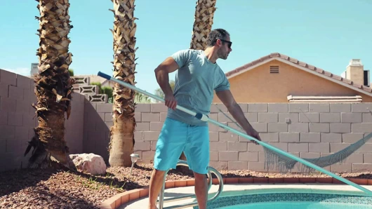 Büyük memeli bikinili kızlar havuz çocuğuyla sikişiyor