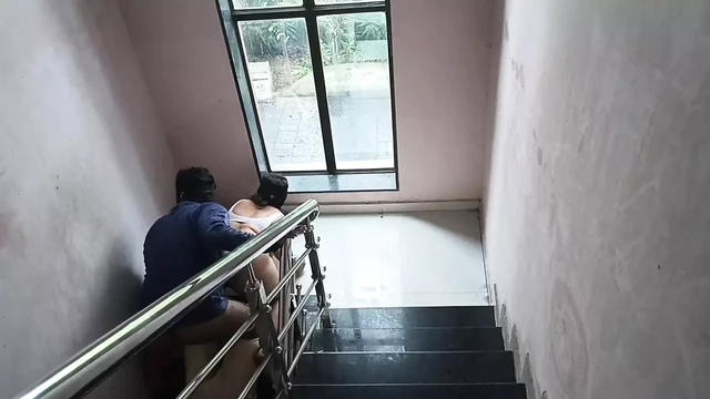 Индийскую красивую невестку вывели на улицу и жестко трахнули, когда она была одна в фермерском доме