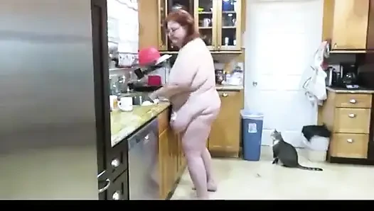 İstenilen video büyük şişman anne orta yaşlı seksi kadın onunla edepsizce konuşurken mutfağı süngeriyle temiziyor