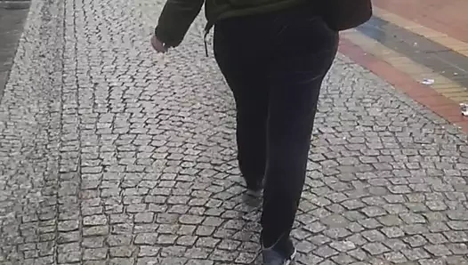 Büyük götlü orta yaşlı seksi kadın yağmurda