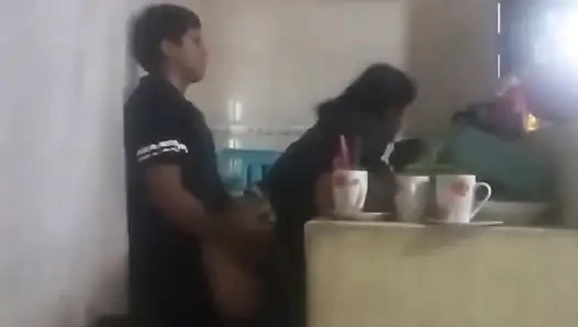 Hizmetçi mutfakta sikiliyor (karım neredeyse bizi buluyor)