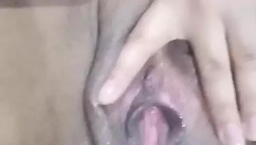 Lezzetli bir şekilde boşalana kadar amını sikerken gözlerime bakıyor