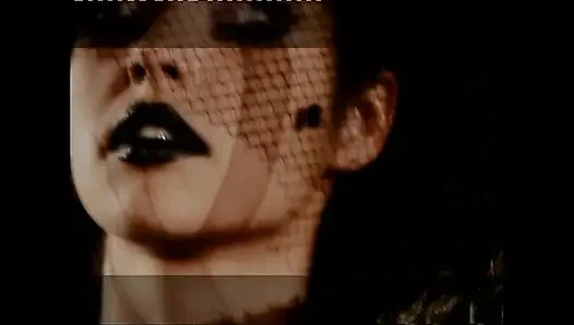 Fantastik şehvetli orta yaşlı seksi kadın büyük klasik yarakla sikiliyor ve ağzına boşalıyor